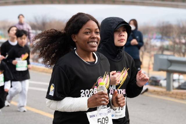 1일 열린 2026 구미박정희마라톤대회에서 외국인 선수들이 활짝 웃으며 마라톤을 하고 있다. 구미시 제공