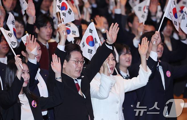 이재명 대통령과 김혜경 여사가 1일 서울 강남구 코엑스에서 열린 제107주년 3·1절 기념식에서 만세삼창을 하고 있다. 2026.3.1 ⓒ 뉴스1 이재명 기자