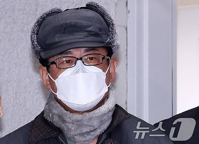 12·3 비상계엄 사태를 사전에 모의한 혐의를 받는 노상원 전 정보사령관이 24일 서울 은평구 서부경찰서에서 검찰로 송치되고 있다. 2024.12.24 ⓒ 뉴스1 박지혜 기자