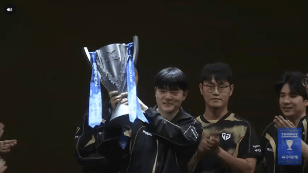 3월 1일 홍콩 카이탁 아레나에서 열린 2026 LCK컵 결승 3세트에서 젠지가 홍콩 카이탁 아레나에서 열린 2026 LCK컵 결승에서 BNK 피어엑스를 세트스코어 3대0으로 완파했다. LCK 최초 해외 로드쇼의 마지막 밤, 젠지는 단 한 번도 흐름을 내주지 않는 완성도로 초대 챔피언 자리에 올랐다.(젠지 & BNK 피어엑스 =3:0). /사진=네이버 치지직 라이브영상 캡처