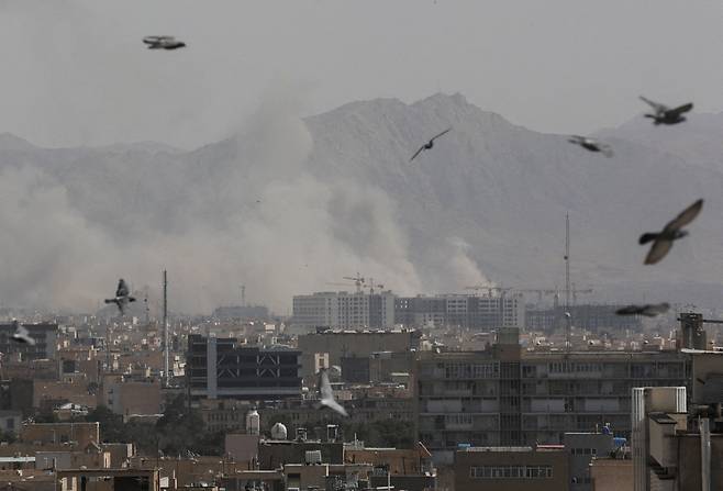 Smoke rises following an explosion, after Israel and the U.S. launched strikes on Iran, in Tehran, Iran, February 28, 2026. Majid Asgaripour/WANA (West Asia News Agency) via REUTERS ATTENTION EDITORS - THIS PICTURE WAS PROVIDED BY A THIRD PARTY TPX IMAGES OF THE DAY<저작권자(c) 연합뉴스, 무단 전재-재배포, AI 학습 및 활용 금지>
