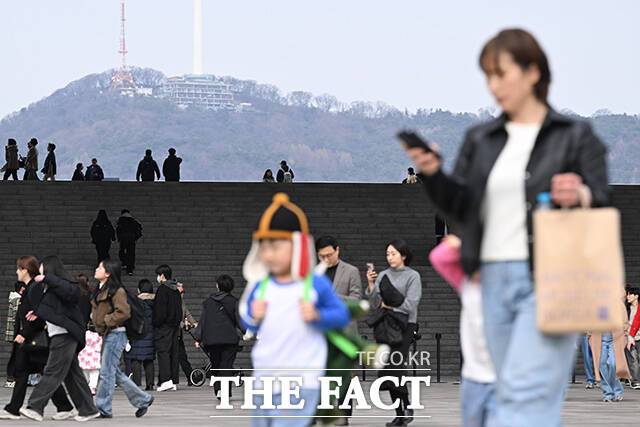 삼일절인 1일은 기온이 오르며 초봄 날씨를 보이겠으나 하늘은 대체로 흐리겠다. /김성렬 기자