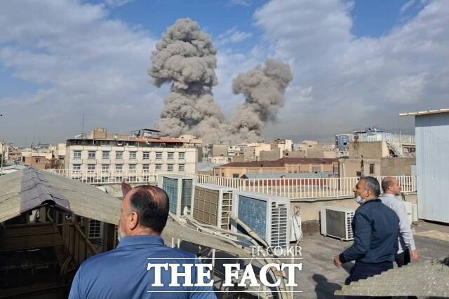 중국이 이란을 공습한 미국과 이스라엘에 군사 행동을 즉각 중단하라고 촉구했다. 사진은 지난달 28일 미국이 이란에 군사공격을 진행한 가운데 이란 테헤란에서 폭발이 발생한 뒤 연기가 피어오르는 모습이다. /AP.뉴시스