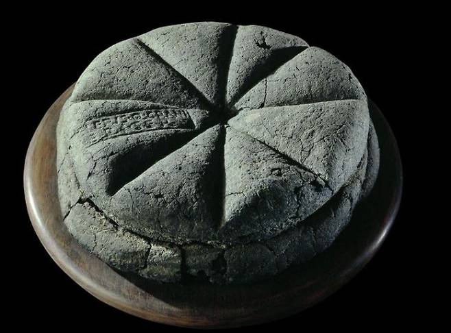 이탈리아 폼페이 유적의 헤르쿨라네움 빵. 빵의 주인을 밝힌 인장이 겉에 찍혔다. 비잔틴 고대사 홈페이지