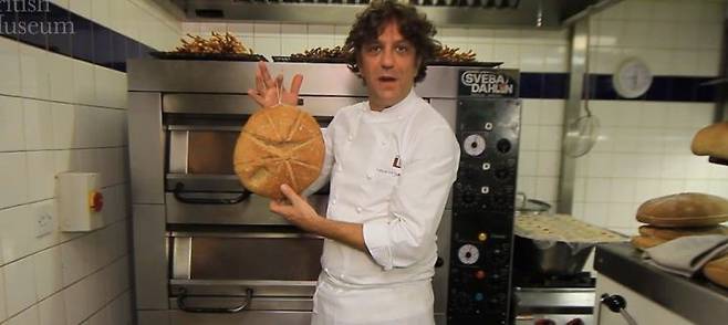 이탈리아 셰프가 재현한 헤르쿨라네움 빵. 대영박물관 유튜브