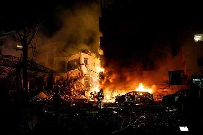 28일(현지시간) 이스라엘과 미국의 이란 공습 이후 이란이 보복 공격으로 이스라엘에 미사일을 발사하자 이스라엘 소방관들이 미사일 낙하 현장에서 차량 화재를 진압하고 있다. 로이터연합 로이터연합뉴스