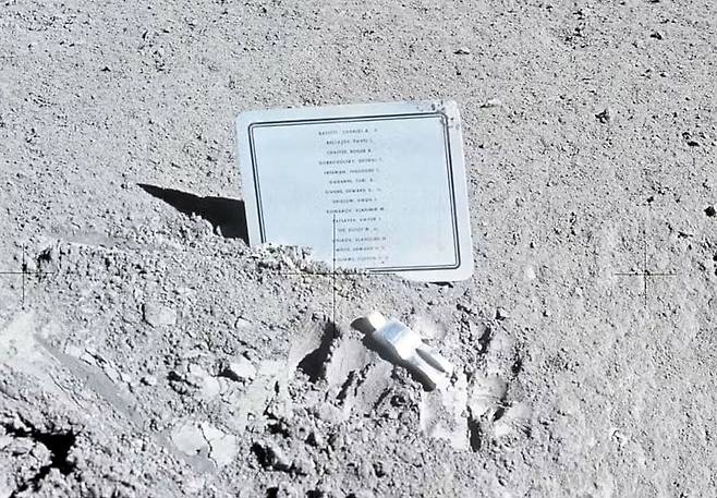 달 탐사 중 사망한 미국과 소련의 우주비행사 14명의 이름을 새긴 명판과 벨기에 작가 폴 반 호이돈크가 만든 알루미늄 조각상 ‘추락한 우주비행사’. /NASA