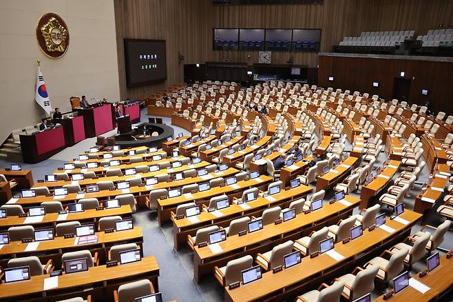 조정훈 국민의힘 의원이 1일 서울 여의도 국회에서 열린 제432회 국회(임시회) 제8차 본회의에서 국민투표법 전부개정법률안(대안) 수정안에 대해 무제한토론(필리버스터)을 하고 있다. 2026.3.1 ⓒ 뉴스1