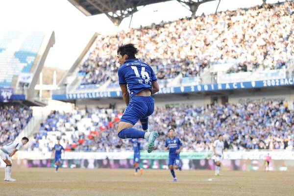 수원 삼성의 박현빈이 28일 수원월드컵경기장에서 열린 K리그2 서울 이랜드와 개막전에서 득점한 뒤 기뻐하고 있다. 한국프로축구연맹 제공