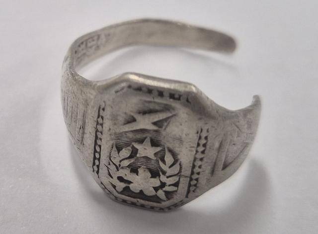 송창석 독립지사의 아들 송진원씨가 1일 공개한 아버지의 유품 '광복군 반지'. 연합뉴스
