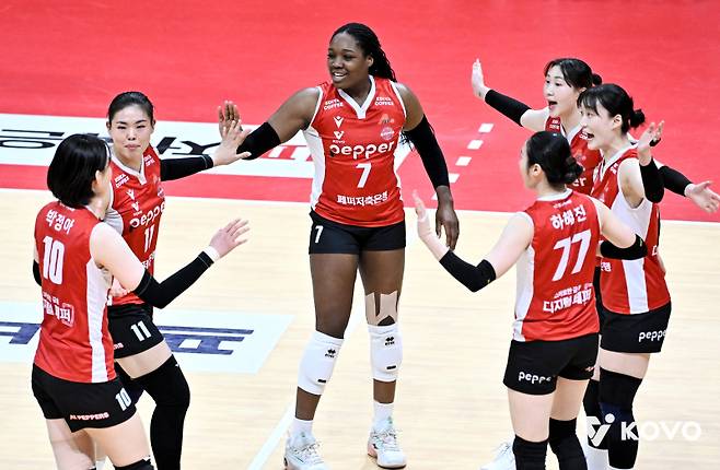페퍼저축은행이 흥국생명을 잡고 시즌 14승째를 거뒀다. 사진=KOVO