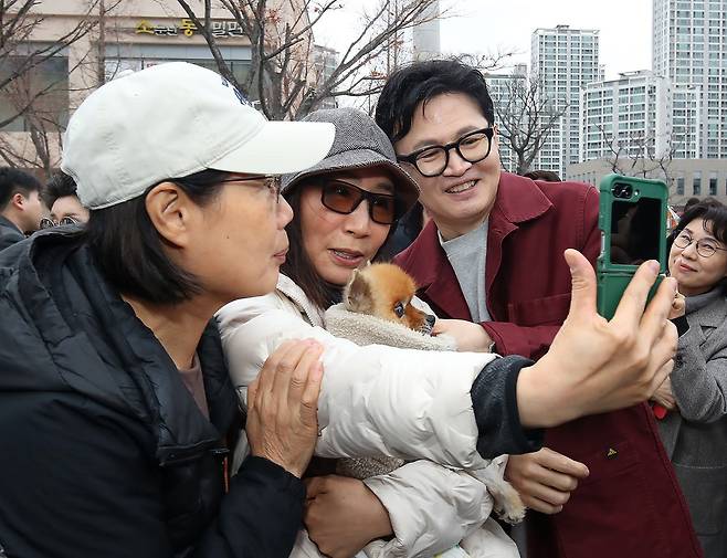 한동훈 전 국민의힘 대표(오른쪽)가 26일 오후 대구 북구 삼성창조캠퍼스를 찾아 지역 주민과 기념촬영을 하고 있다. 뉴스1