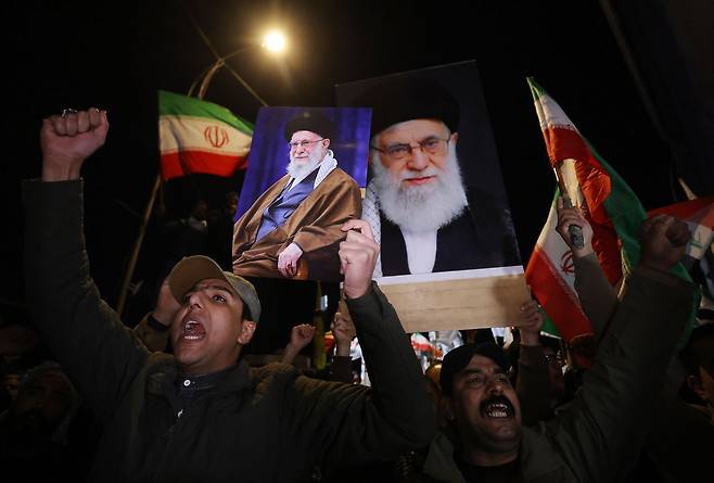 현지시간 28일 이라크 바그다드에 위치한 미국 대사관 앞에서 미국과 이스라엘의 이란 공격에 반대하는 사람들이 하메네이의 사진을 들고 항의하고 있다. AFP=연합뉴스