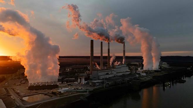 미국 켄터키주에 있는 밀 크리크 석탄화력발전소가 가동되고 있다. 지난달 말 미국 환경보호청(EPA)은 석탄발전소의 수은 배출 기준치를 완화하는 조치를 내놓았다. AFP연합뉴스