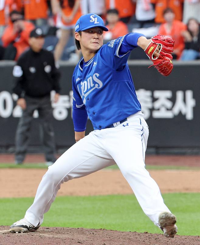 삼성 이호성이 지난해 한화와 플레이오프 2차전에서 힘껏 투구하고 있다. 연합뉴스