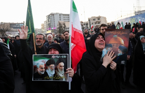 아야톨라 세예드 알리 하메네이 이란 최고지도자 사망 소식에 오열하는 이란 시민들. 로이터연합뉴스