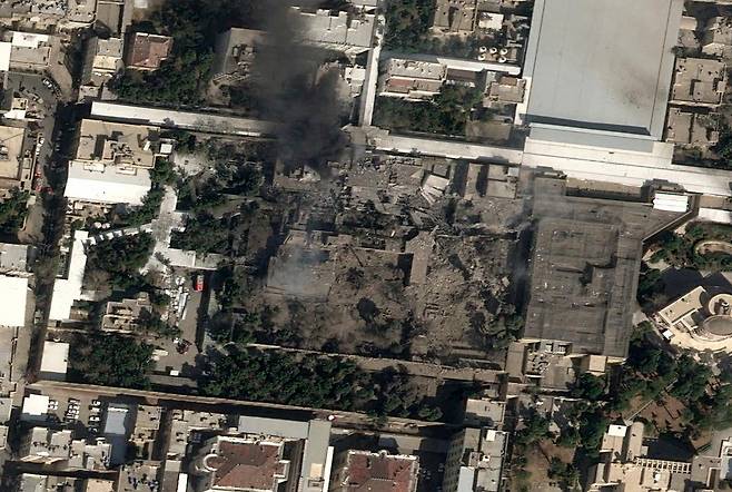 28일(현지시간) 이란 최고지도자 아야톨라 알리 하메네이가 머물던 지역이 미국과 이스라엘의 공습을 받은 모습. 로이터연합뉴스