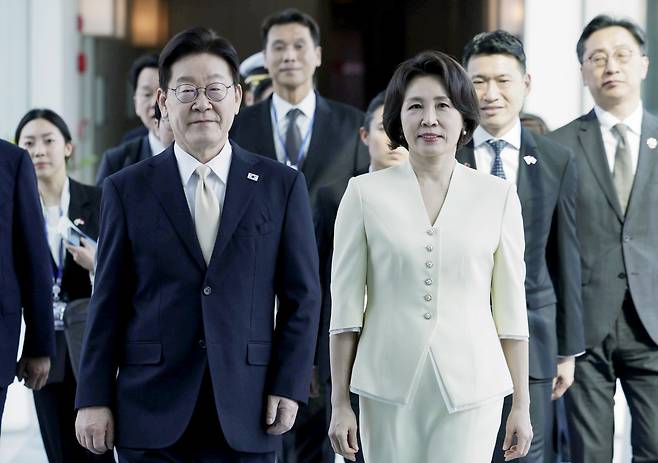 싱가포르를 국빈 방문한 이재명 대통령과 김혜경 여사가 1일 창이 국제공항에 도착해 이동하고 있다. 연합뉴스