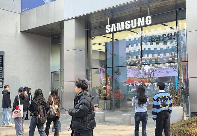 삼성전자 플래그십 스마트폰 ‘갤럭시 S26’ 시리즈 사전 판매가 시작된 지난 27일 서울 서초구 삼성 강남 앞 모습. 삼성전자 제공