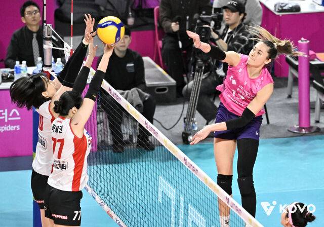 레베카의 공격을 막으려는 페퍼저축은행 블로커들./KOVO