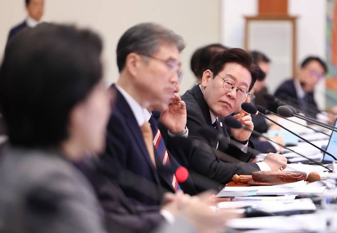 이재명 대통령이 지난달 24일 청와대에서 열린 국무회의에서 원민경 성평등가족부 장관의 발언을 듣고 있다. 연합뉴스