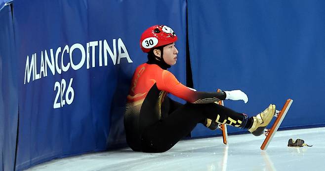 한국 출신 중국 귀화 선수 쇼트트랙 린샤오쥔(한국명 임효준)이 쇼트트랙 가 14일 이탈리아 밀라노 아이스 스케이팅 아레나에서 열린 2026 밀라노·코르티나담페초 동계올림픽 쇼트트랙 스피드스케이팅 남자 1500m 준준결승에서 넘어지자 아쉬워하고 있다. 밀라노=뉴시스