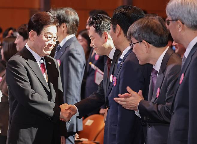 이재명 대통령과 장동혁 국민의힘 대표가 1일 서울 강남구 코엑스에서 열린 제107주년 3·1절 기념식에서 악수하고 있다. 뉴시스