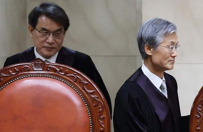 대법원 대법정에 입장한 조희대 대법원장(오른쪽)과 노태악 대법관이 착석을 위해 이동하고 있다. 뉴스1