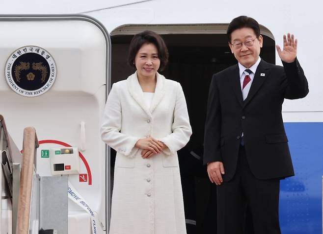 싱가포르와 필리핀을 국빈 방문하는 이재명 대통령과 김혜경 여사가 1일 성남 서울공항 공군1호기에서 환송객에게 인사하고 있다. 2026.3.1 연합뉴스