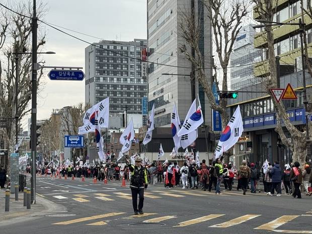 1일 오후 서울 종로구 동숭동 마로니에공원에 모인 집회 참가자들이 종로5가 방면으로 이동하며 ‘윤 어게인’을 외치고 있다. 신지민 기자