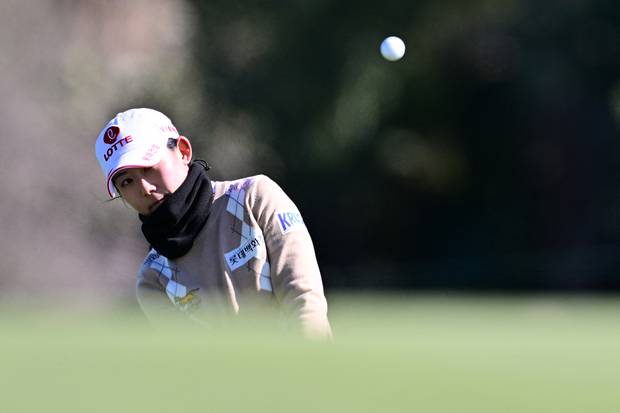 칩샷을 하고 있는 황유민. 사진 제공=AFP연합뉴스