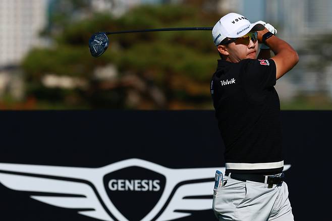 김홍택이 2024년 10월 26일 인천 잭니클라우스 골프클럽에서 열린 제네시스 챔피언십 3라운드 도중 2번 홀에서 티샷을 하고 있다. 게티이미지코리아