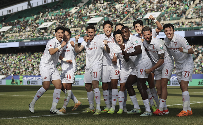 부천FC 선수들이 1일 전주에서 3-2로 앞서는 페널티킥을 터뜨린 갈레고(왼쪽에서 세번째)와 함께 기뻐하고 있다. 프로축구연맹 제공