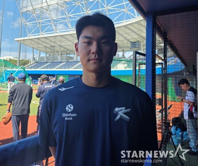 대표팀 김주원이 26일 일본 오키나와현 카데나 구장에서 열린 2026 WBC 대표팀 연습경기를 앞두고 취재진의 사진 촬영에 응했다. /사진=김동윤 기자