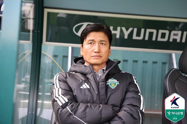 정정용 전북 현대 감독이 1일 오후 2시 전주월드컵경기장에서 열린 하나은행 K리그1 2026 1라운드 경기를 지켜보고 있다. /사진=한국프로축구연맹 제공
