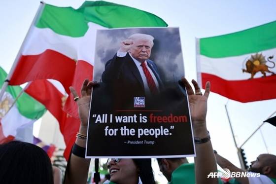 지난 2월 28일 미국 캘리포니아 로스앤젤레스에서 이란인 커뮤니티 구성원들과 지지자들이 도널드 트럼프 미국 대통령의 사진이 들고 축하 행사를 하고 있다. /AFPBBNews=뉴스1