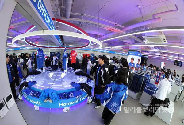 2월 28일 K리그2 수원삼성vs서울이랜드 수원 홈 개막전에 앞서 수원삼성 팬들이 '블루윙즈 오피셜 스토어'에 선수들의 유니폼등을 구입하기 위해 행렬이 이어졌다.2026.03.01.