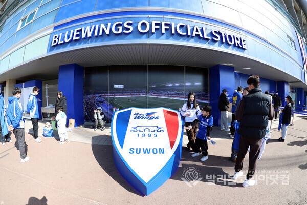 2월 28일 K리그2 수원삼성vs서울이랜드 수원 홈 개막전에 앞서 수원삼성 팬들이 '블루윙즈 오피셜 스토어'에 선수들의 유니폼등을 구입하기 위해 행렬이 이어졌다.2026.03.01.