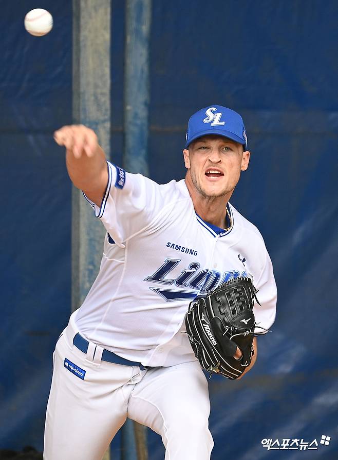삼성 라이온즈가 외국인 투수 맷 매닝을 교체하기로 했다. 매닝은 지난 24일 연습경기 등판을 마친 뒤 팔꿈치 통증을 느꼈고, 한국에서 병원 검진을 받은 결과 팔꿈치 인대 손상이 발견됐다. 일본 오키나와에 머무르던 이종열 삼성 단장은 대체 외국인 선수 영입을 위해 급히 귀국했다. 엑스포츠뉴스 DB