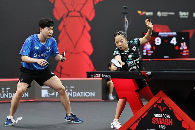 한국 여자 탁구 에이스 신유빈이 2026 월드테이블테니스(WTT) 싱가포르 스매시 복식 종목에서 모두 아쉬운 준우승으로 대회를 마쳤다. 신유빈은 28일 싱가포르에서 열린 대회 여자복식 결승에서 나가사키 미유(일본)와 한일 듀오를 이뤘으나, 일본의 하리모토 미와-하야타 히나 조에 게임 점수 0-3으로 패했다. 이로써 신유빈은 세계랭킹 1위 콤비인 임종훈(한국거래소)과 혼합복식 우승을 놓친 데 이어 여자복식도 아쉬운 준우승에 그쳤다. 여자단식에선 세계 2위 왕만위를 16강에서 만나 분전했으나 1-3으로 역전패했다. WTT