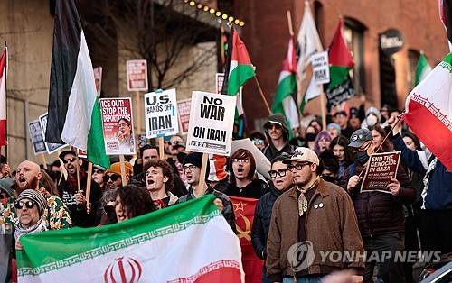 이란에 대한 미국과 이스라엘의 합동 공습 24시간이 되지 않아 이란 최고지도자 아야톨라 세예드 알리 하메네이가 사망한 가운데, 스포츠계도 혼란을 겪고 있다. 특히 오는 6월 캐나다와 미국, 멕시코가 공동개최하는 2026 국제축구연맹(FIFA) 월드컵에 이란이 참가 예정이어서 시선이 쏠리는 중이다. 이란은 불참할 가능성을 알리고 있다. 1일 스페인 유력 매체 마르카에 따르면, 메흐디 타즈 이란축구협회 회장은 이란 국영 방송을 통해 '미국의 공격으로 인해 월드컵 참가를 기대하긴 어려울 것 같다. 최종 결정은 대회 관계자들이 내려야 한다'고 밝혔다. 연합뉴스
