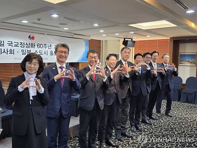 일본 10개현 지사 등 한국 찾아 "일본 소도시로 와주세요" (서울=연합뉴스) 성연재 기자 = 일본 전국지사회(National Governors' Association) 소속 7명의 지사를 비롯한 10명의 지사·부지사가 11일 서울 중구 프레스센터에서 열린 '다음 여행은 일본 소도시로' 공동 설명회에서 기념 촬영하고 있다. 2025.11.11 polpori@yna.co.kr