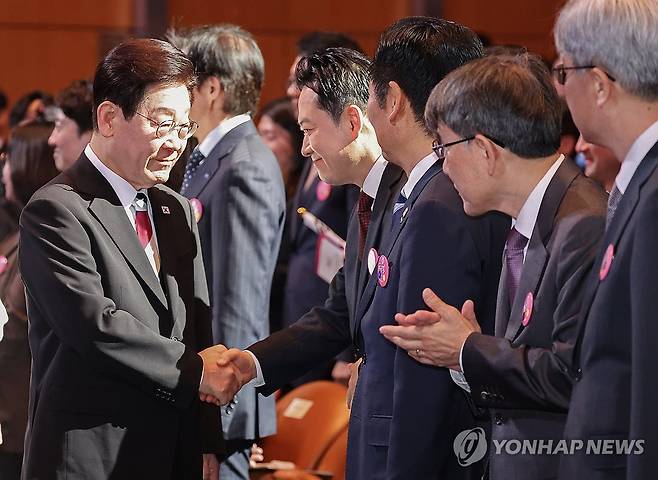 장동혁 대표와 악수하는 이재명 대통령 (서울=연합뉴스) 김도훈 기자 = 이재명 대통령이 1일 서울 강남구 코엑스에서 열린 제107주년 3·1절 기념식에서 국민의힘 장동혁 대표와 악수하고 있다. 2026.3.1 superdoo82@yna.co.kr