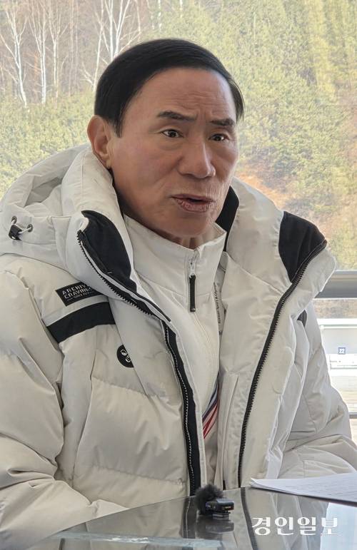 제107회 전국동계체육대회에서 종합우승 23연패를 이끈 이원성 경기도선수단 단장이 인터뷰에서 “선수들이 자랑스럽다”고 밝히고 있다. 평창/신창윤기자 shincy21@kyeongin.com