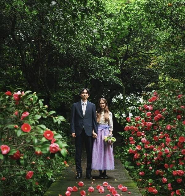 동백꽃이 만들어낸 붉은 카펫 위, 로맨틱한 분위기 속에서 나란히 카메라를 바라보거나 파란 하늘과 하얀 구름이 돋보이는 초록 들판에서 동화 같은 순수한 순간을 담아낼 수 있다. /제주관광공사 제공