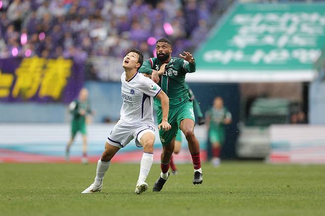 2일 대전월드컵경기장에서 열린 하나은행 K리그1 2026 1라운드 대전하나시티즌과의 경기서 FC안양의 권경원이 대전 디오고와 공중볼 경합을 하고 있다.사진=한국프로축구연맹