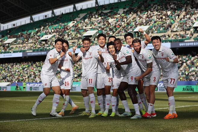 프로축구 K리그1 부천FC 선수들이 1일 전북 현대와의 경기에서 경기 종료 직전 역전골을 만든 뒤 단체로 골 세리머니를 하고 있다. <한국프로축구연맹 제공>