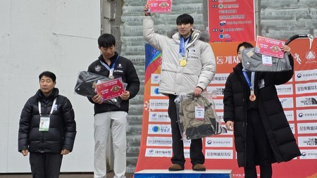 산악(아이스클라이밍)에서 남일부 리드 부문 금메달을 획득한 이영건(가운데). 전라남도체육회 제공