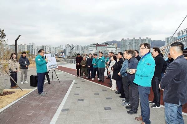 창원시가 지난달 28일 마산해양신도시 3월 개방을 앞두고 현장을 점검하고 있다. /창원시