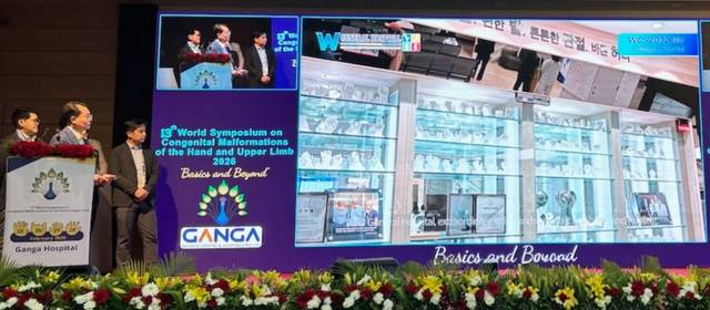 2032년 세계 심포지엄을 유치하기 위해 W병원의 홍보 비디오 상영 모습.